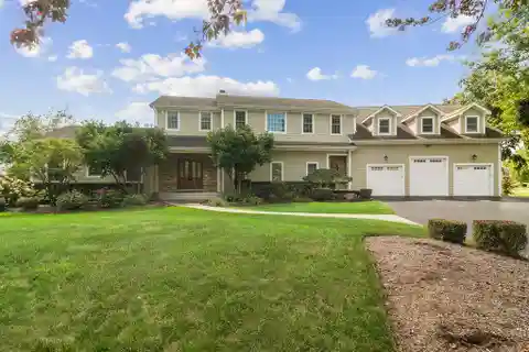 Beautiful Home in Desirable Lochanora