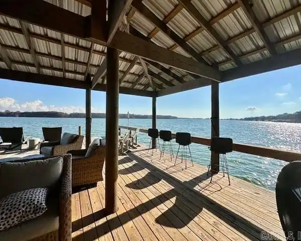 STUNNING LAKEFRONT SHOWPLACE