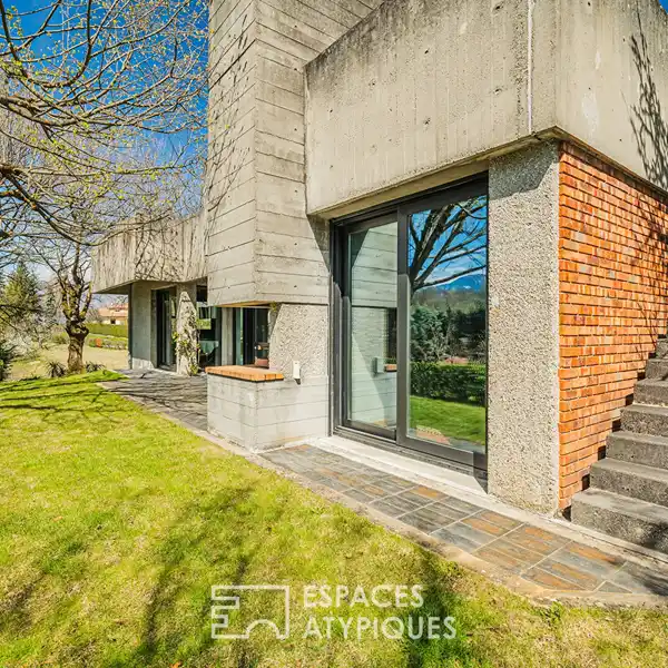 EXCEPTIONAL ESTATE WITH EXTENSIVE OUTDOOR AREA