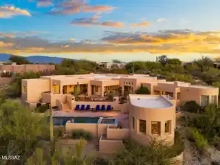 Stunning Open-concept Home in Colonia Del Sol