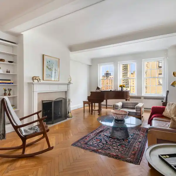 EXCEPTIONAL OPPORTUNITY IN A PRESTIGIOUS PRE-WAR BUILDING
