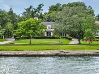 Lakefront Estate with Breathtaking Views