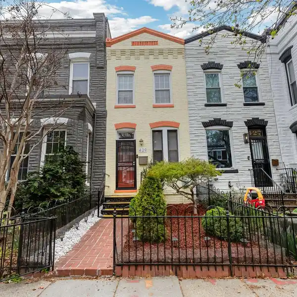 COZY ROWHOUSE IN SHAW