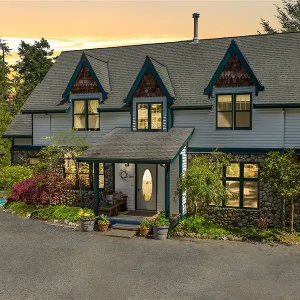 STORYBOOK COTTAGE IN THE HEART OF SAN JUAN ISLAND