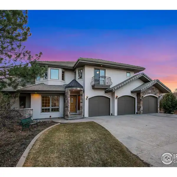 UNPARALLELED LAKEFRONT LIVING