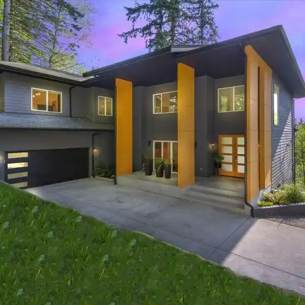 EXTRAORDINARY 2.6-ACRE PROPERTY