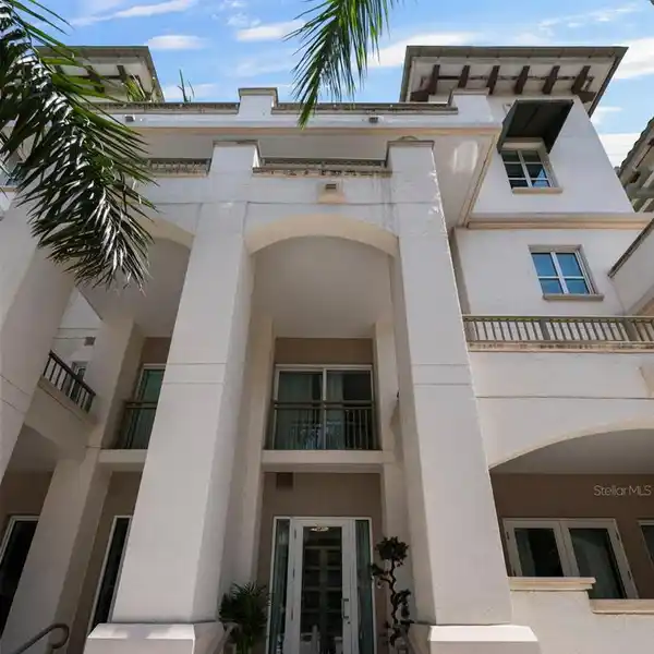 LUXURY BROWNSTONE-STYLE RESIDENCE IN THE PLAZA ON HARBOUR ISLAND