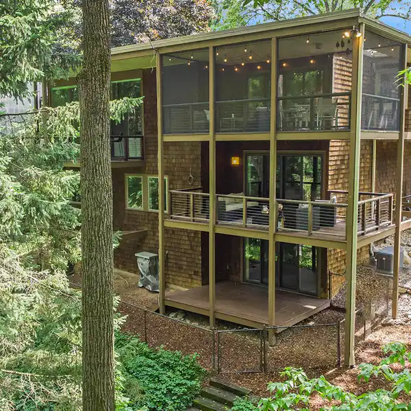 ICONIC MID-CENTURY MASTERPIECE WITH TIMELESS MODERN DESIGN