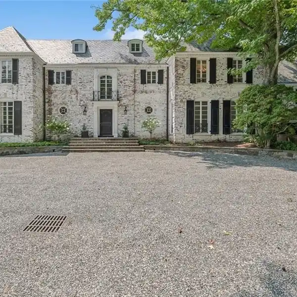 TIMELESS ELEGANCE WITH MODERN LUXURY ON TEN ACRES