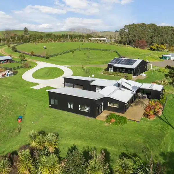 IMMACULATE PROPERTY WITH A SELF-SUFFICIENT EDGE