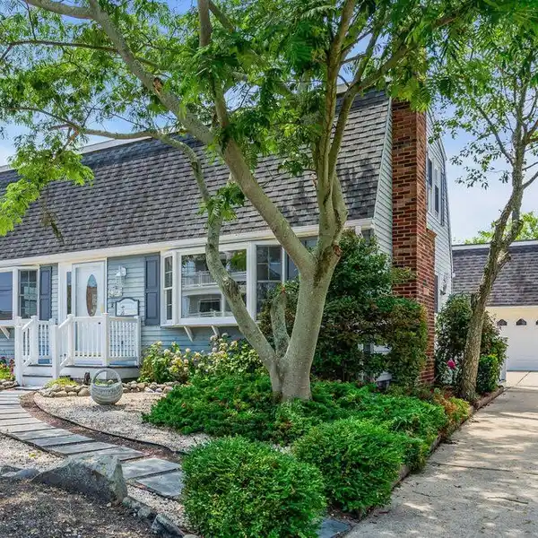 NEWLY REFRESHED CAPE COD HOME