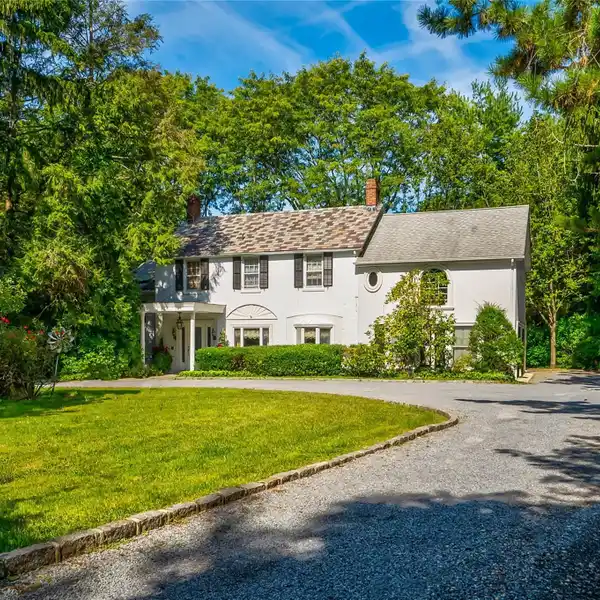 BEAUTIFUL FIVE BEDROOM HOME IN PRESTIGIOUS LAUREL HOLLOW