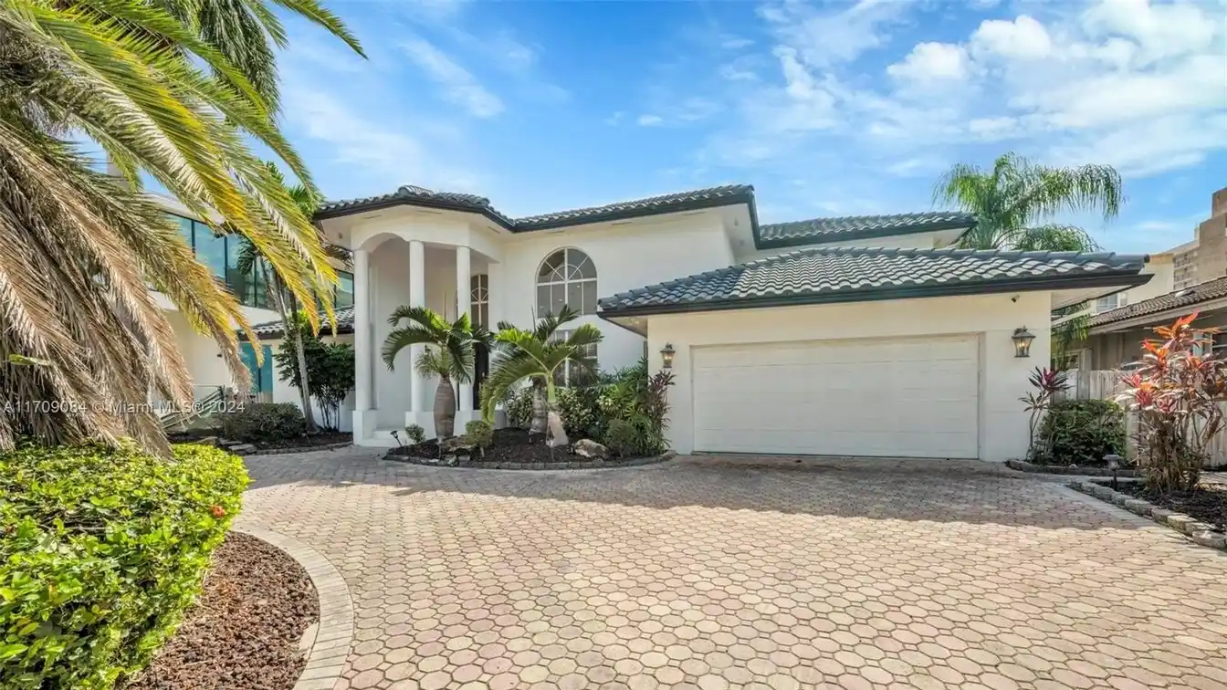 Five Bedroom Waterfront Home in Prestigious Eastern Shores