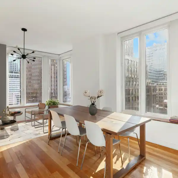DISTINCTIVE DOWNTOWN RESIDENCE