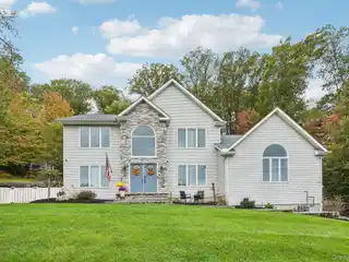 Beautifully Maintained Colonial