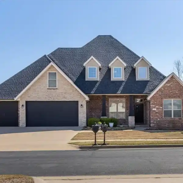 EXECUTIVE HOME IN PRIME LOCATION