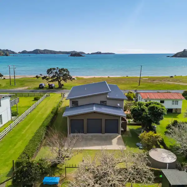 COASTAL PARADISE STEPS FROM GOLDEN SANDS