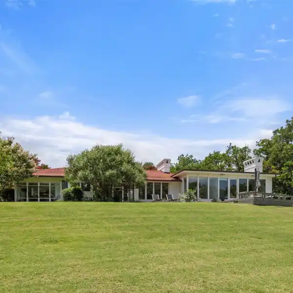 SINGLE-STORY HOME ON A PREMIER CUL-DE-SAC ESTATE LOT