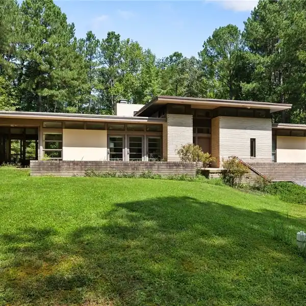 ARCHITECTURAL SHOWSTOPPER ON SIX PRISTINE ACRES