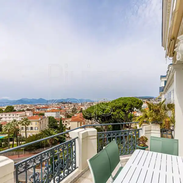 TOP-FLOOR APARTMENT WITH A VIEW OF THE MEDITERRANEAN