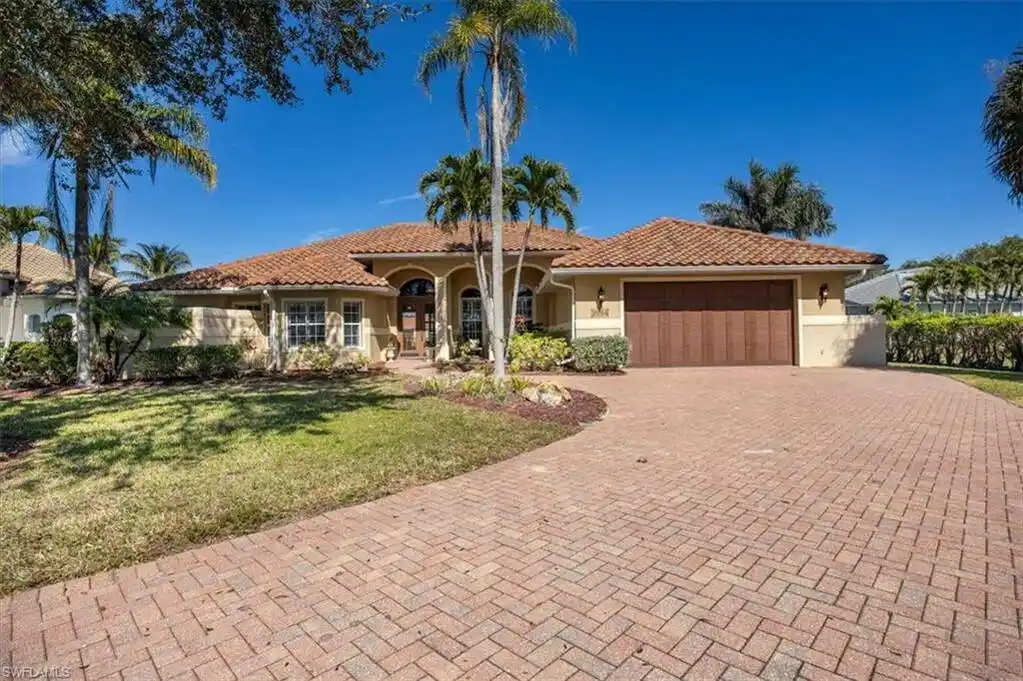 Comfortably Elegant Lakefront Estate in Wilshire Lakes