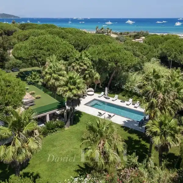 LUXURIOUS COASTAL SERENITY