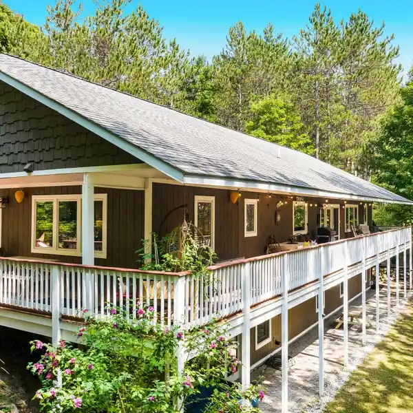 MODERN COUNTRY RETREAT ON 5.3 PRIVATE ACRES