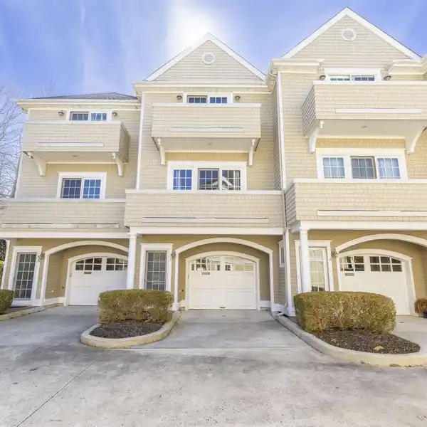 BRIGHT, SPACIOUS TOWNHOME NEAR TOWN CENTER