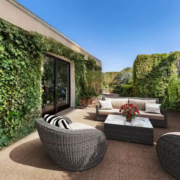 PENTHOUSE FLAT IN THE SOUGHT-AFTER FLORISSANT DISTRICT