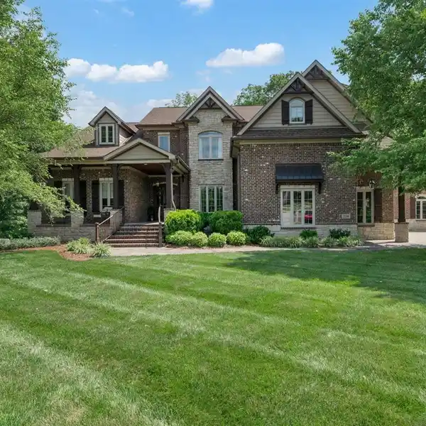 EXECUTIVE HOME IN THE SOUGHT-AFTER SUMMIT SUBDIVISION