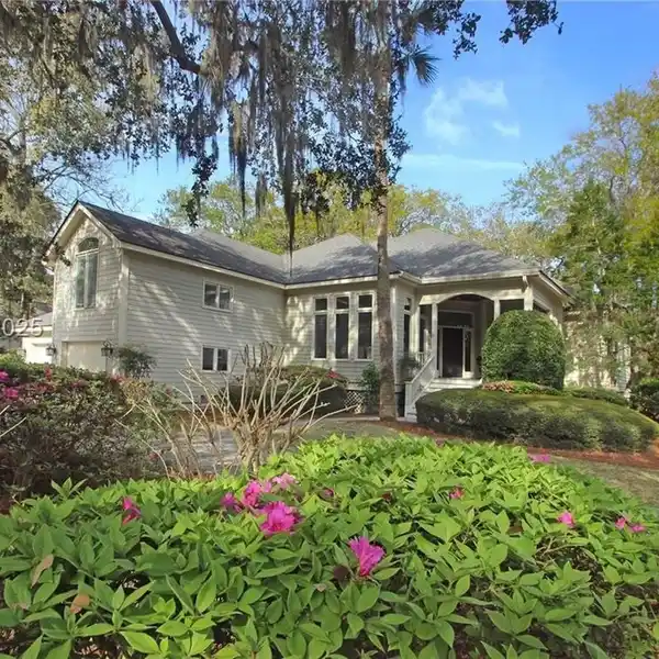 BEAUTIFUL HOME A SHORT DISTANCE FROM THE WHITE SAND BEACHES