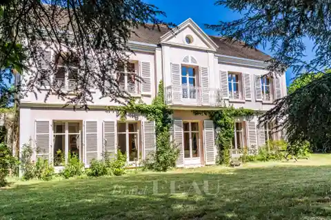 Architect-designed Home in Spacious Leafy Grounds
