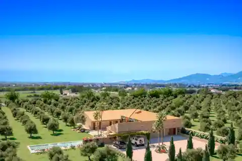 Large Finca with Olive Grove and Vineyard in Inca