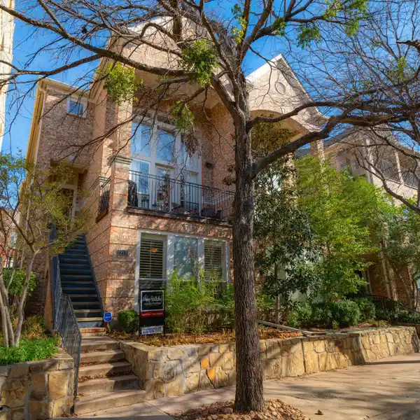 BEAUTIFULLY UPDATED AND MAINTAINED TOWNHOME