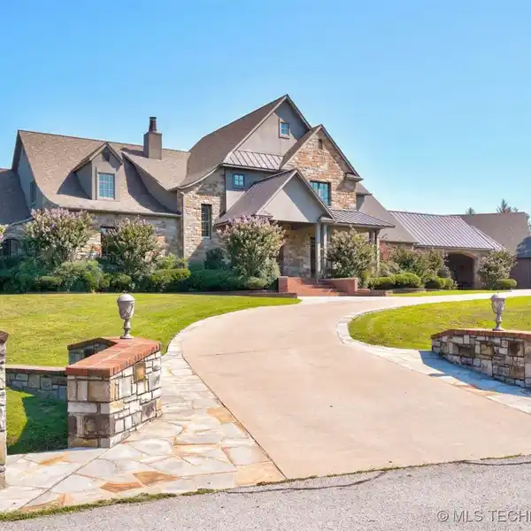 ENCHANTING ESTATE ON EXPANSIVE COUNTRY LOT