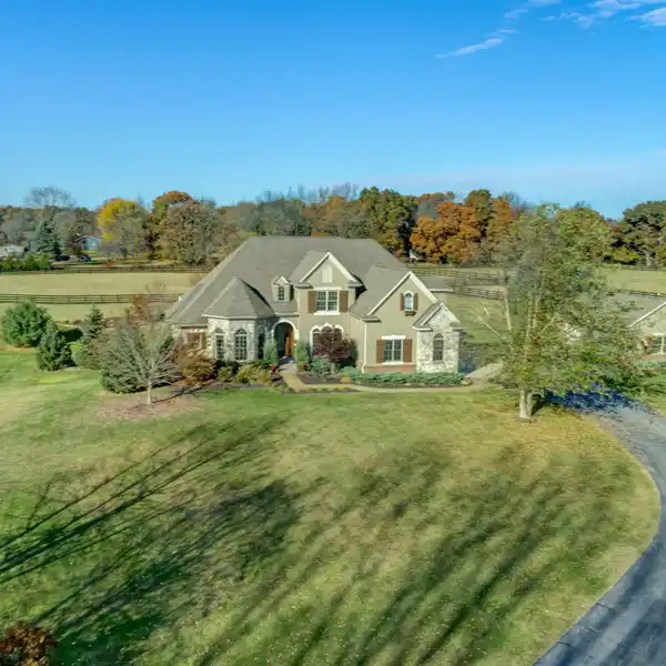 ELEGANT COUNTRY RETREAT WITH BOUTIQUE HORSE BARN