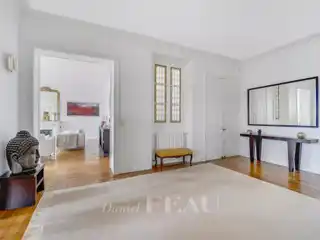 Luxurious Period Apartment with Shared Garden Access