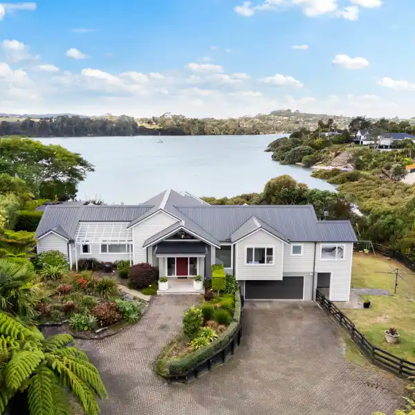 EXTRAORDINARY WATERFRONT ESTATE