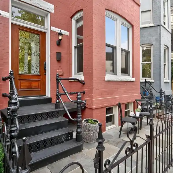 CHARMING ROWHOUSE WITH ORIGINAL HARDWOOD
