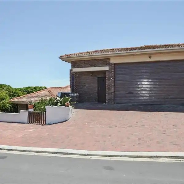 PRIME LOCATION WITH STUNNING VIEWS