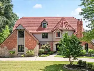 Remarkable Home Blending Elegance and Comfort