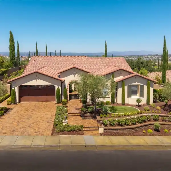 EXCLUSIVE ESTATE WITH ENTERTAINER’S BACKYARD