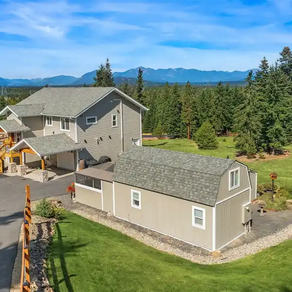 BEAUTIFULLY CRAFTED HOME WITH GUEST CABIN