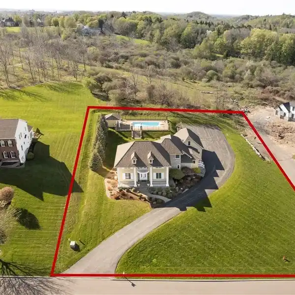 PRISTINE COLONIAL IN STEINWAY HEIGHTS
