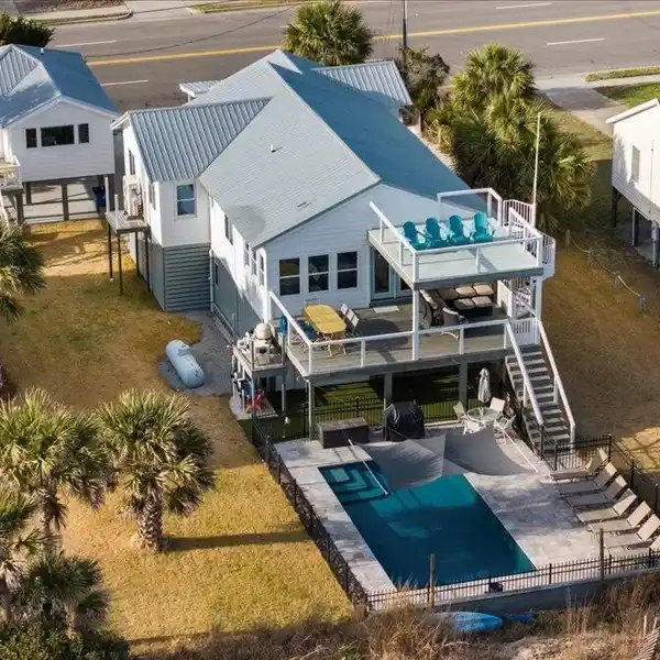 BEACHFRONT COTTAGE WITH RARE GUEST HOUSE