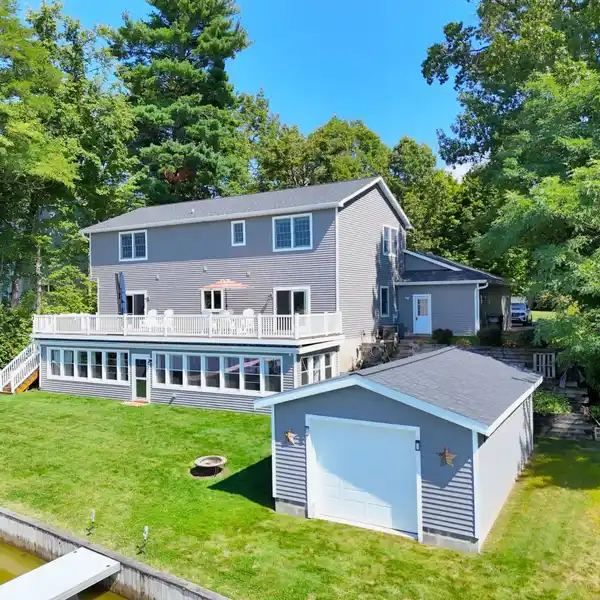 THE VERY BEST OF LAKE LIVING