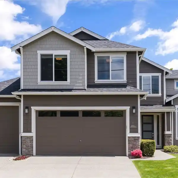LIKE NEW 5 BEDROOM HOME IN THE DESIRABLE SILVER LAKE
