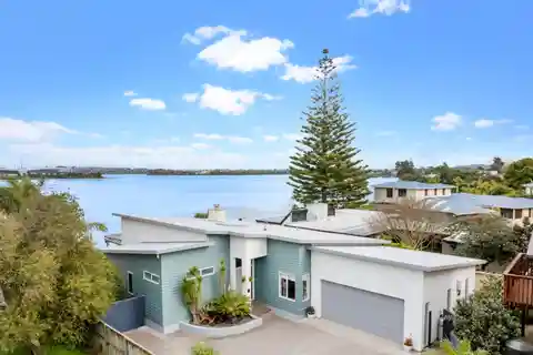 An Executive Waterfront Sanctuary