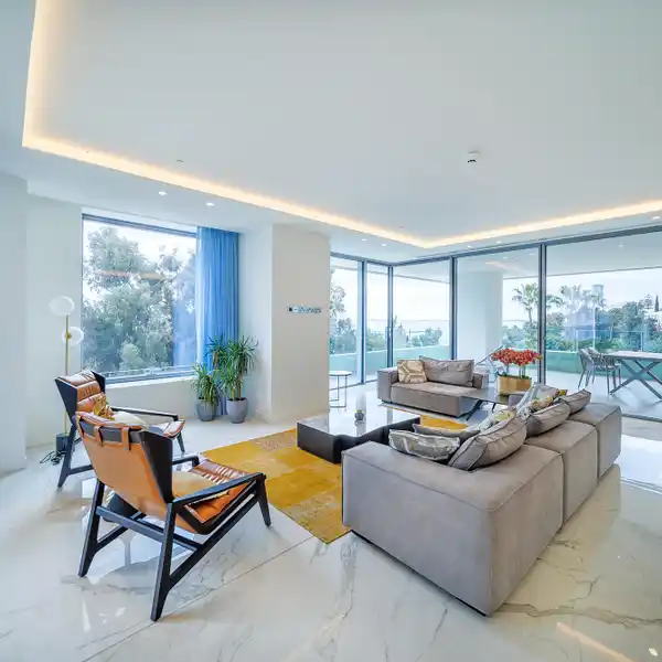 FULL-FLOOR SEA-VIEW APARTMENT