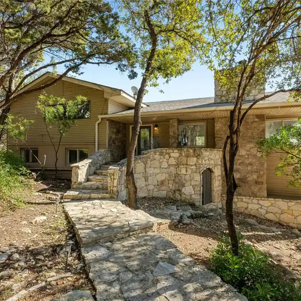 STUNNING CITY VIEWS IN PRIVATE LOCATION